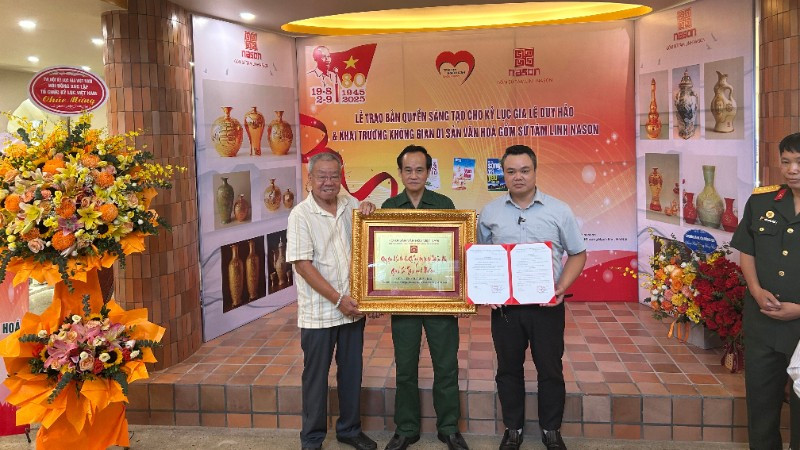 លោកបណ្ឌិត Le Duy Hao (កណ្តាល) បានទទួលវិញ្ញាបនបត្រ “លំហបេតិកភណ្ឌវប្បធម៌ - ការតាំងពិពណ៌ និងតំបន់ណែនាំសម្រាប់ផលិតផលសេរ៉ាមិចខាងវិញ្ញាណ Nason” ដែលផ្តល់រង្វាន់ដោយសមាគមបេតិកភណ្ឌវប្បធម៌វៀតណាម។ (រូបថត៖ CAO HUONG)