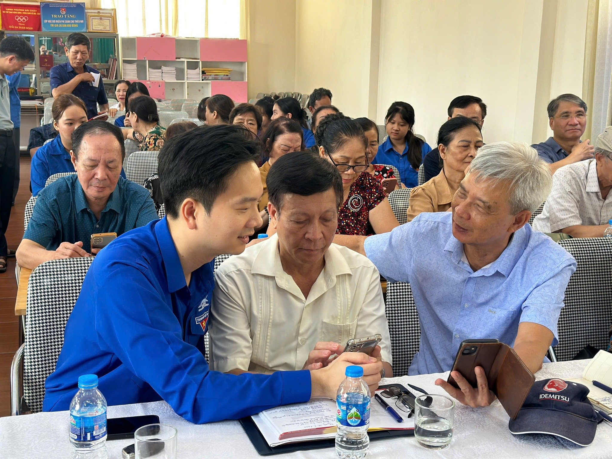 Những người 'truyền lửa công nghệ' của phong trào 'Bình dân học vụ số'- Ảnh 1.
