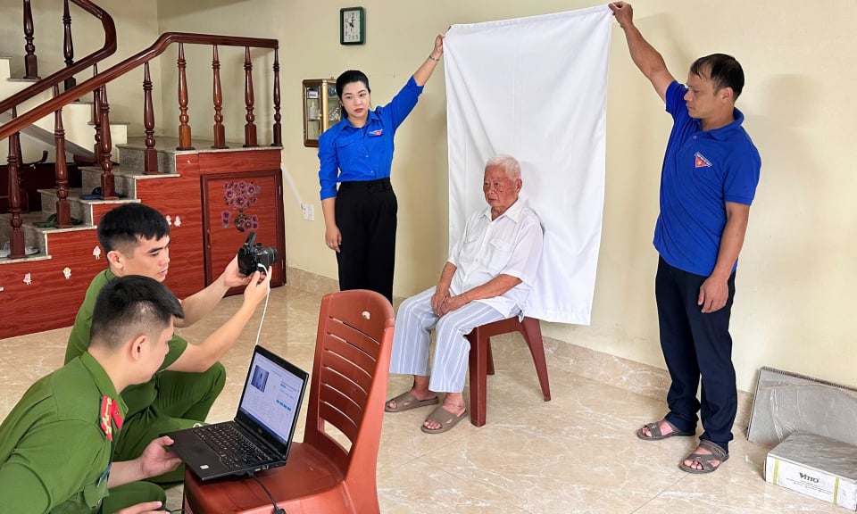 Phường Thục Phán cấp đổi thẻ đảng viên lưu động cho các đảng viên cao tuổi - Báo Cao Bằng điện tử