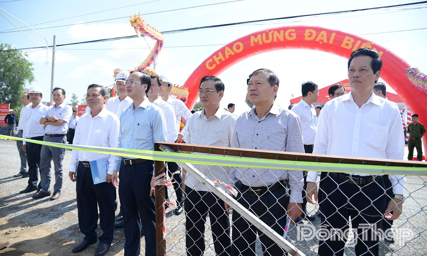 Lãnh đạo tỉnh tham quan công trường.