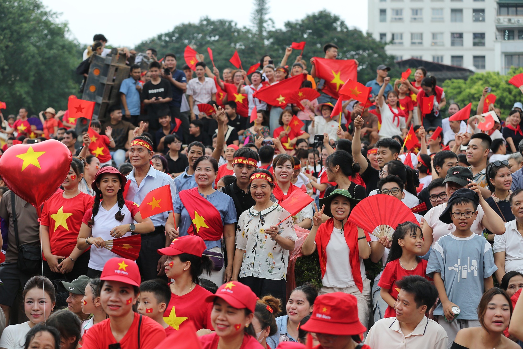 Viele junge Leute waren anwesend, trugen rote Fahnen mit gelben Sternen und traditionelle Ao Dai und warteten auf die Übungen.