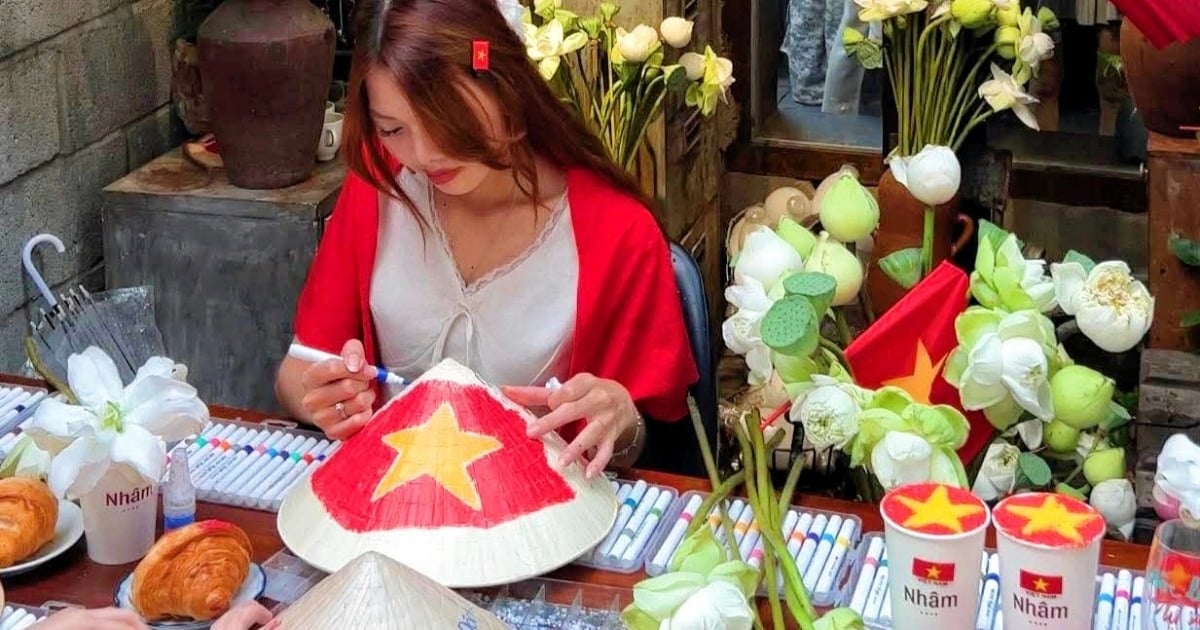 Quán cà phê ở TPHCM rực rỡ cờ hoa, "tung chiêu" vẽ nón lá hút khách dịp 2/9