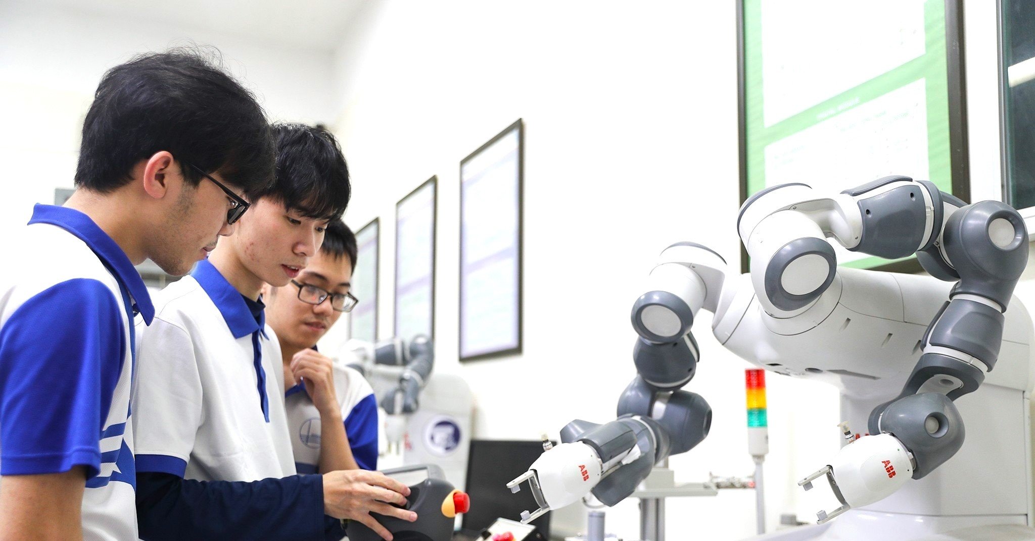 Trường ĐH Công nghệ - ĐH Quốc gia Hà Nội công bố điểm chuẩn năm 2025