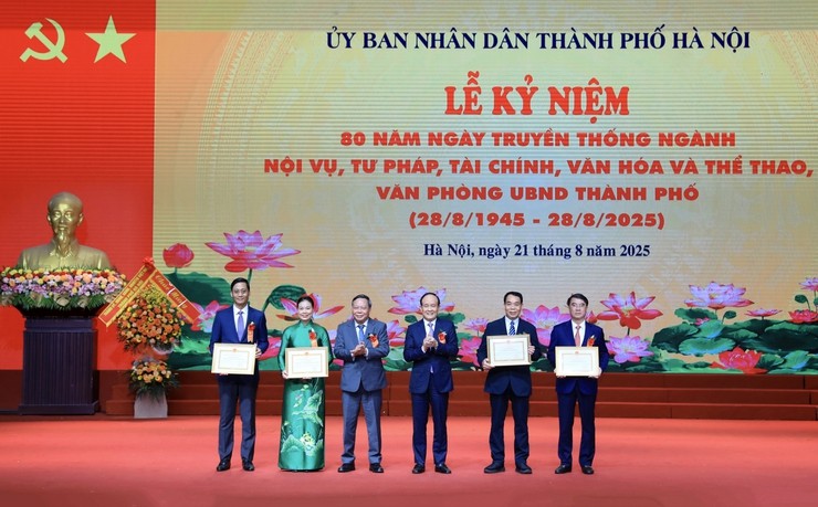 Phó Bí thư Thường trực Thành ủy Nguyễn Văn Phòng và Chủ tịch HĐND Thành phố Nguyễn Ngọc Tuấn trao Bằng khen của Chủ tịch UBND Thành phố tặng các tập thể: Tư pháp, Tài chính, Văn hóa và Thể thao, Văn phòng UBND Thành phố