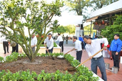 Phường Long An trồng cây lưu niệm tại Nhà Tổng Thận
