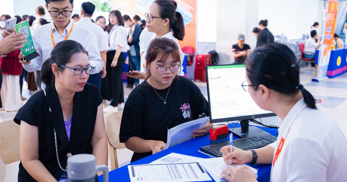 Ho Chi Minh City University of Foreign Languages ​​and Information Technology announced the standard scores, many majors are higher than the floor.