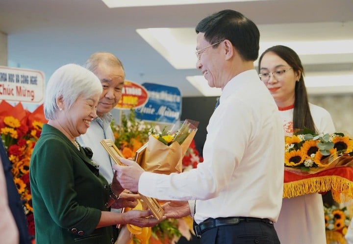 Bộ KH&CN gặp mặt cán bộ hưu trí khu vực miền Trung - Tây Nguyên: Từ truyền thống vẻ vang đến sứ mệnh mới - Ảnh 6.