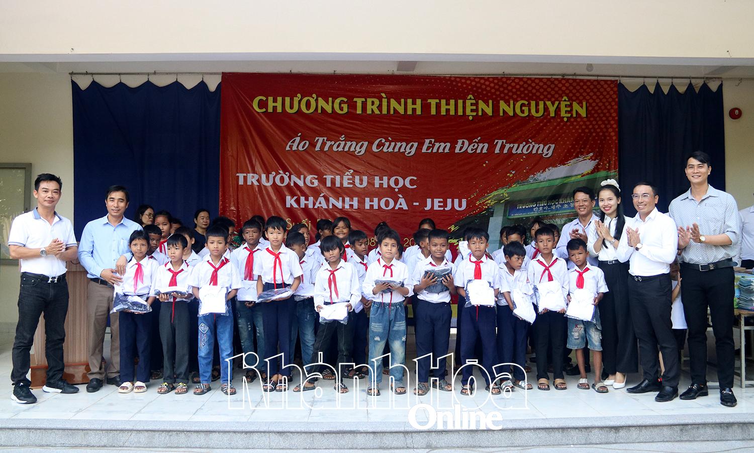 Giving uniforms to students of Khanh Hoa Primary School - Jeju.