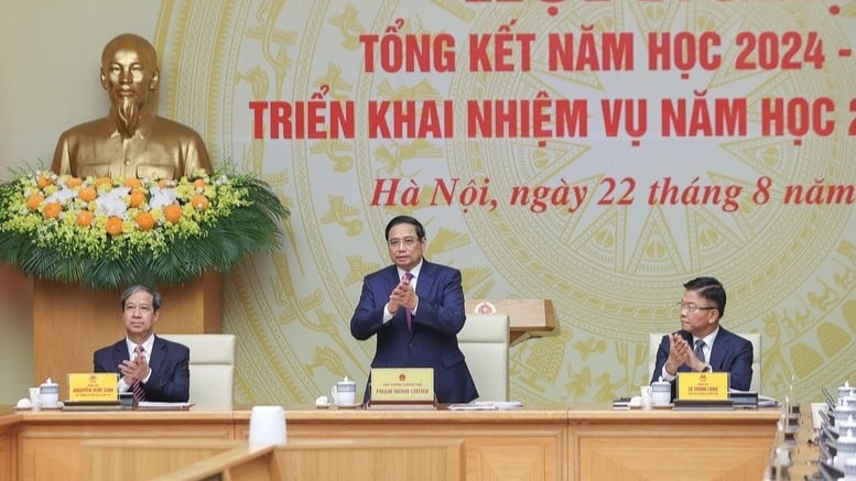 ترأس رئيس الوزراء فام مينه تشينه مؤتمرًا لمراجعة العام الدراسي 2024-2025 وتوزيع المهام للعام الدراسي 2025-2026. (صورة: تران هاي)