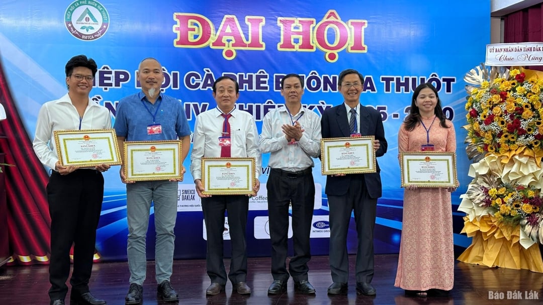 ថ្នាក់ដឹកនាំមន្ទីរវិទ្យាសាស្ត្រ និងបច្ចេកវិទ្យា ប្រគល់ប័ណ្ណសរសើរពីគណៈកម្មាធិការប្រជាជនខេត្ត ជូនបុគ្គលដែលមានស្នាដៃឆ្នើម និងរួមចំណែកអភិវឌ្ឍន៍វិស័យឧស្សាហកម្ម Dak Lak ដំណាក់កាល 2019-2025។