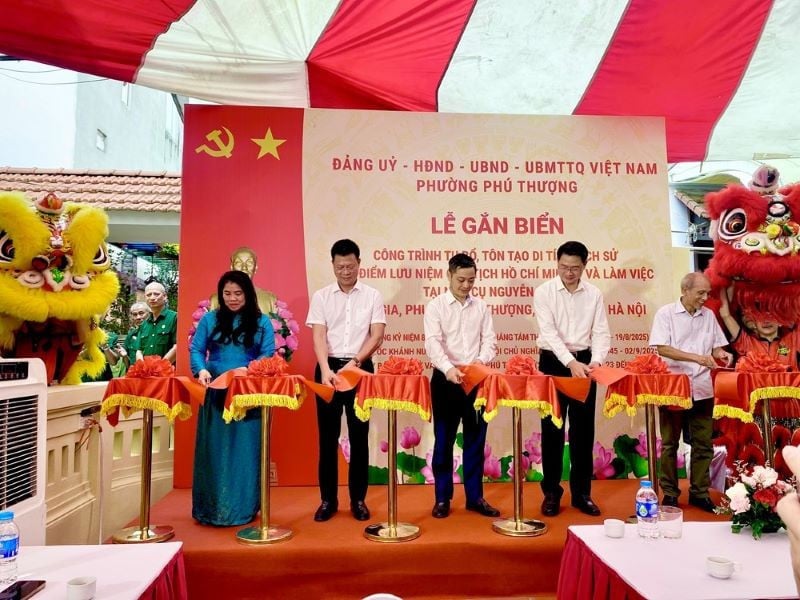 Delegates cut the ribbon to inaugurate the project to restore the historical relic of President Ho Chi Minh at the house of Nguyen Thi An (Phu Thuong ward, Hanoi). (Photo: THAO HUONG)