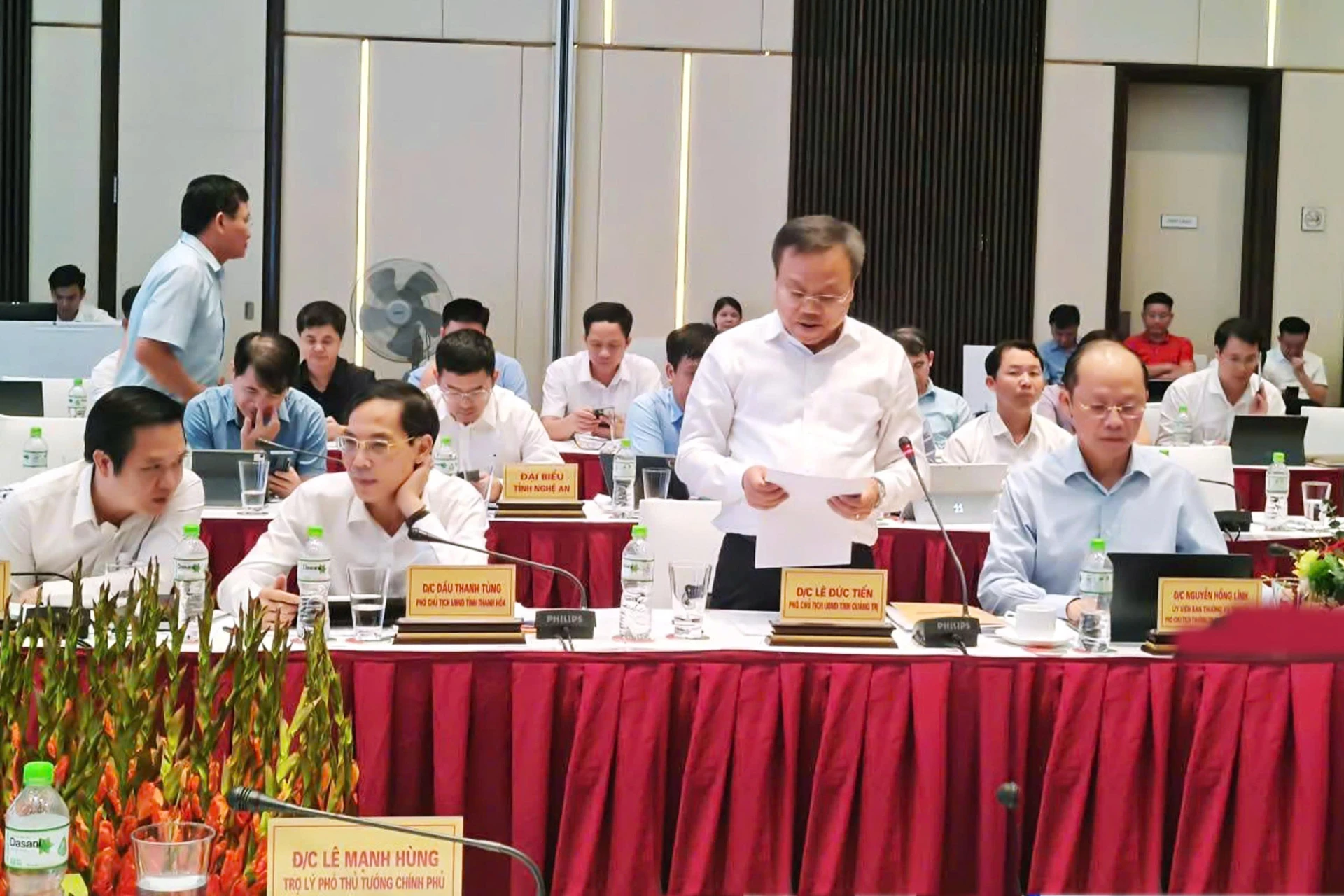 Der stellvertretende Vorsitzende des Volkskomitees der Provinz Quang Tri, Le Duc Tien, spricht auf der Sitzung. Foto: Büro des Volkskomitees der Provinz.