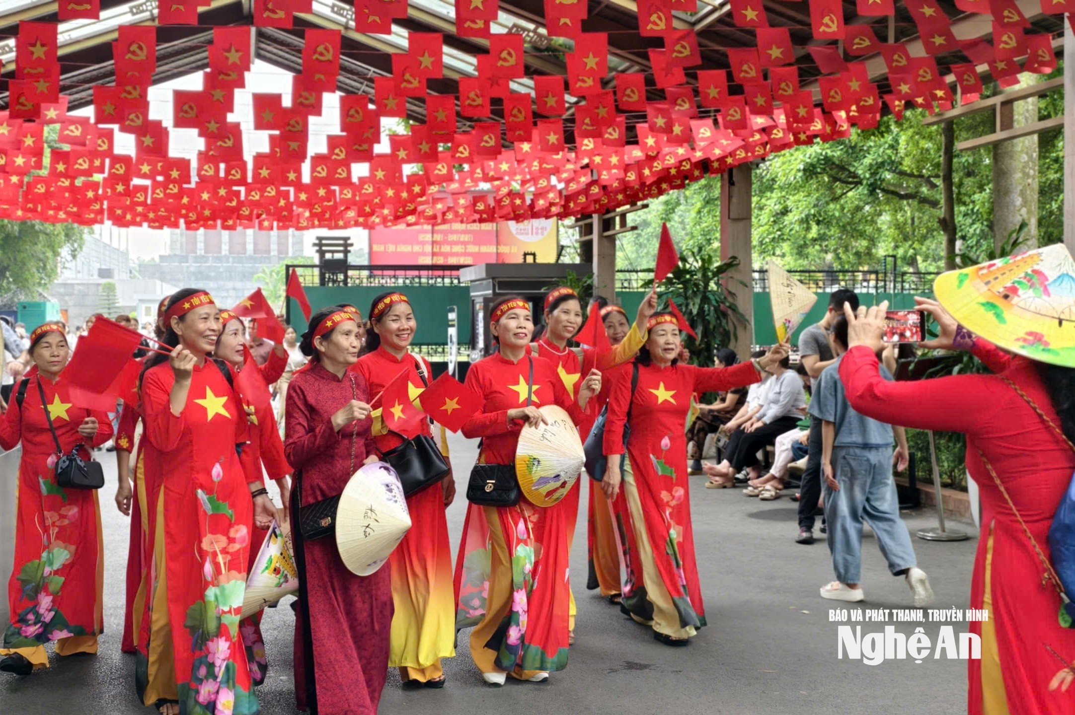 ប្រជាជន Nghe An ទៅរដ្ឋធានី A80 ។ រូបភាព៖ Diep Thanh ៦