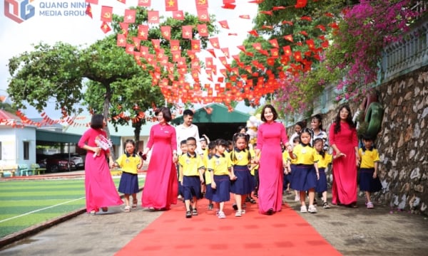 Rộn ràng đón học sinh lớp 1 trong ngày tựu trường 