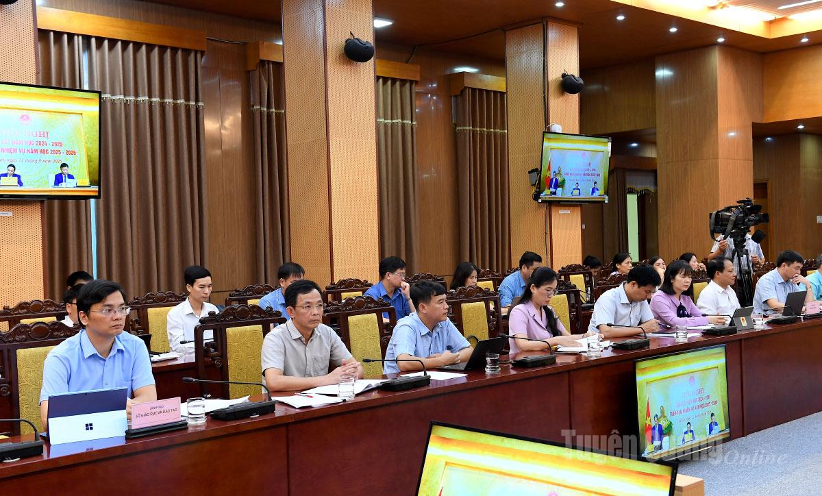 Leiter des Ministeriums für Bildung und Ausbildung und Delegierte, die an der Konferenz an der Brücke der Provinz Tuyen Quang teilnehmen