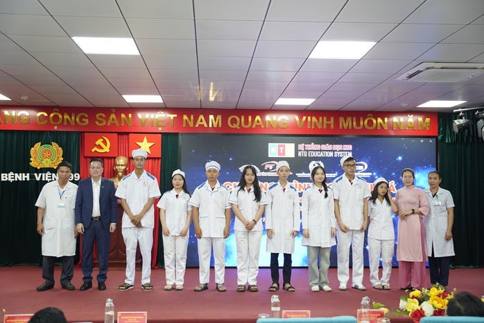 1.000 tân sinh viên trường cao đẳng tại Đà Nẵng cùng thực hiện loạt chương trình ý nghĩa - Ảnh 2.