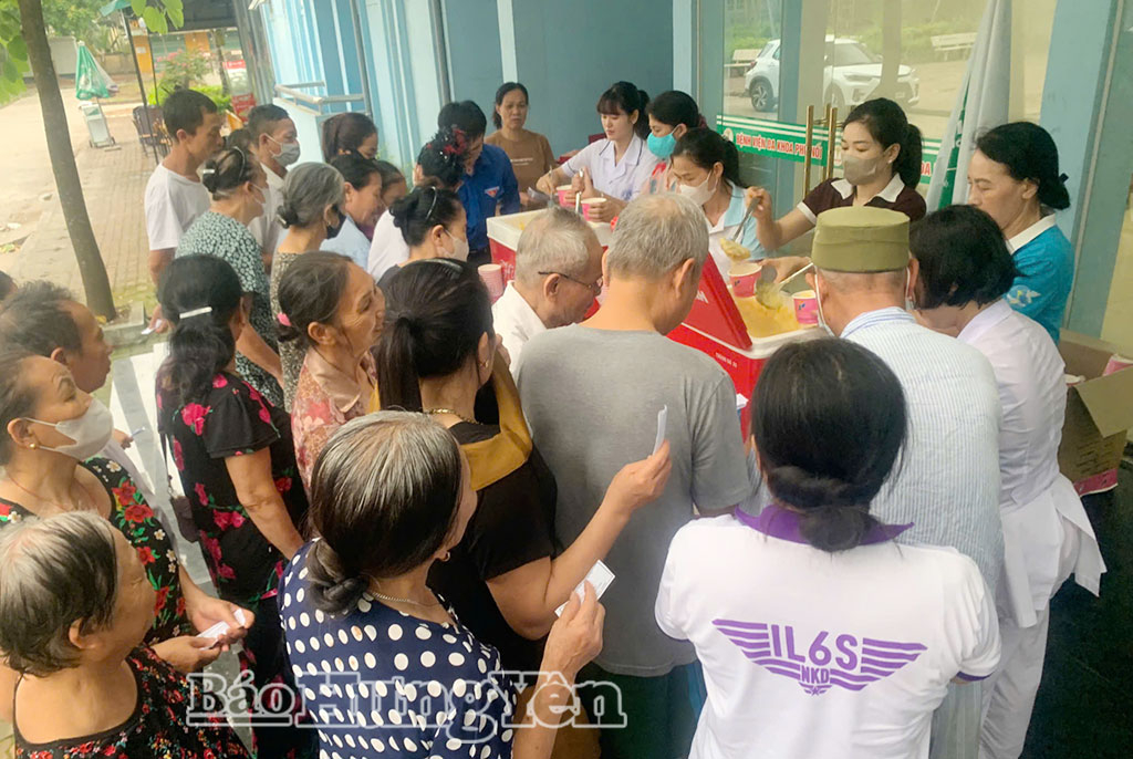 អ្នកជំងឺតម្រង់ជួរដើម្បីទទួលបានបបរ។