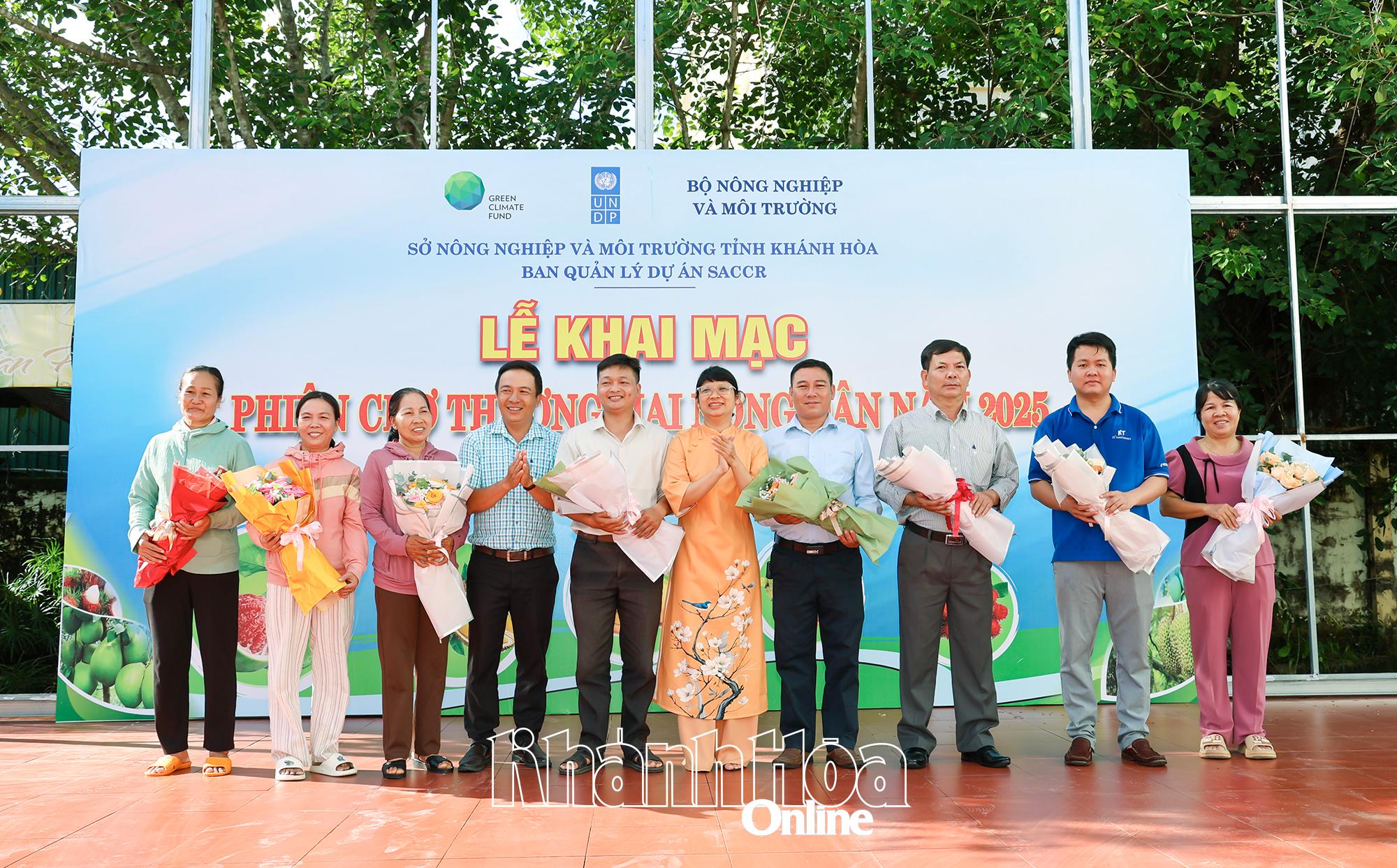 អ្នក​រៀបចំ​កម្មវិធី​បាន​ជូន​ផ្កា​ដល់​កសិករ និង​សហករណ៍​ដែល​ចូល​រួម​ក្នុង​ទីផ្សារ។