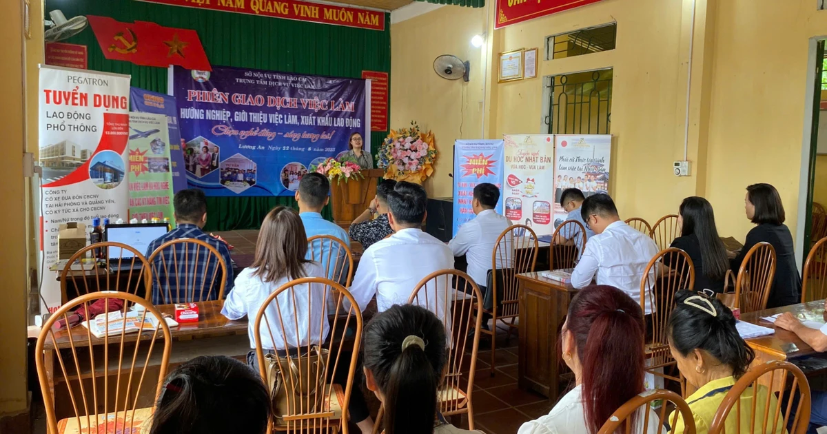 Gần 200 người tham gia phiên giao dịch việc làm lưu động năm 2025