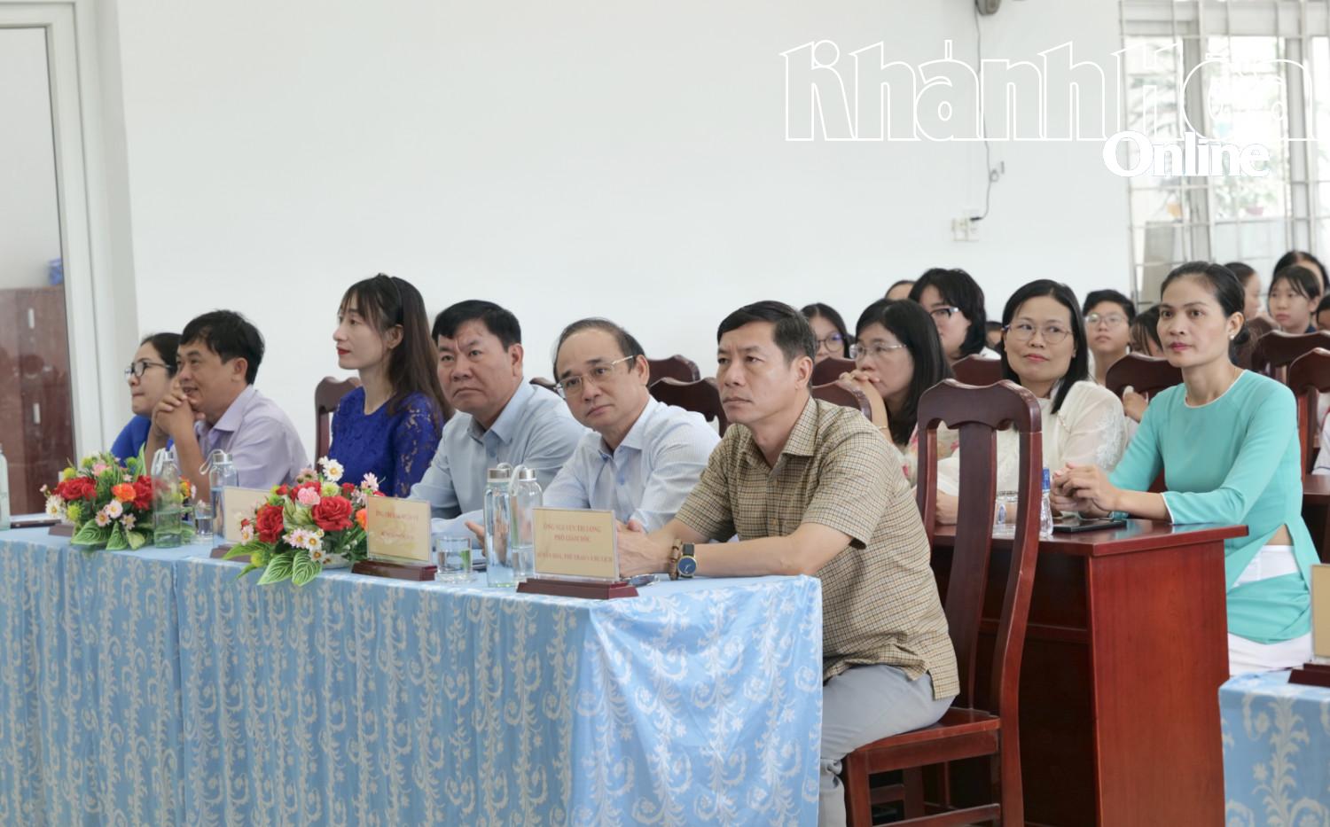 Bibliothèque provinciale de Khanh Hoa : ouverture de l'exposition de ressources documentaires et remise des prix du concours d'ambassadeur de la culture de la lecture