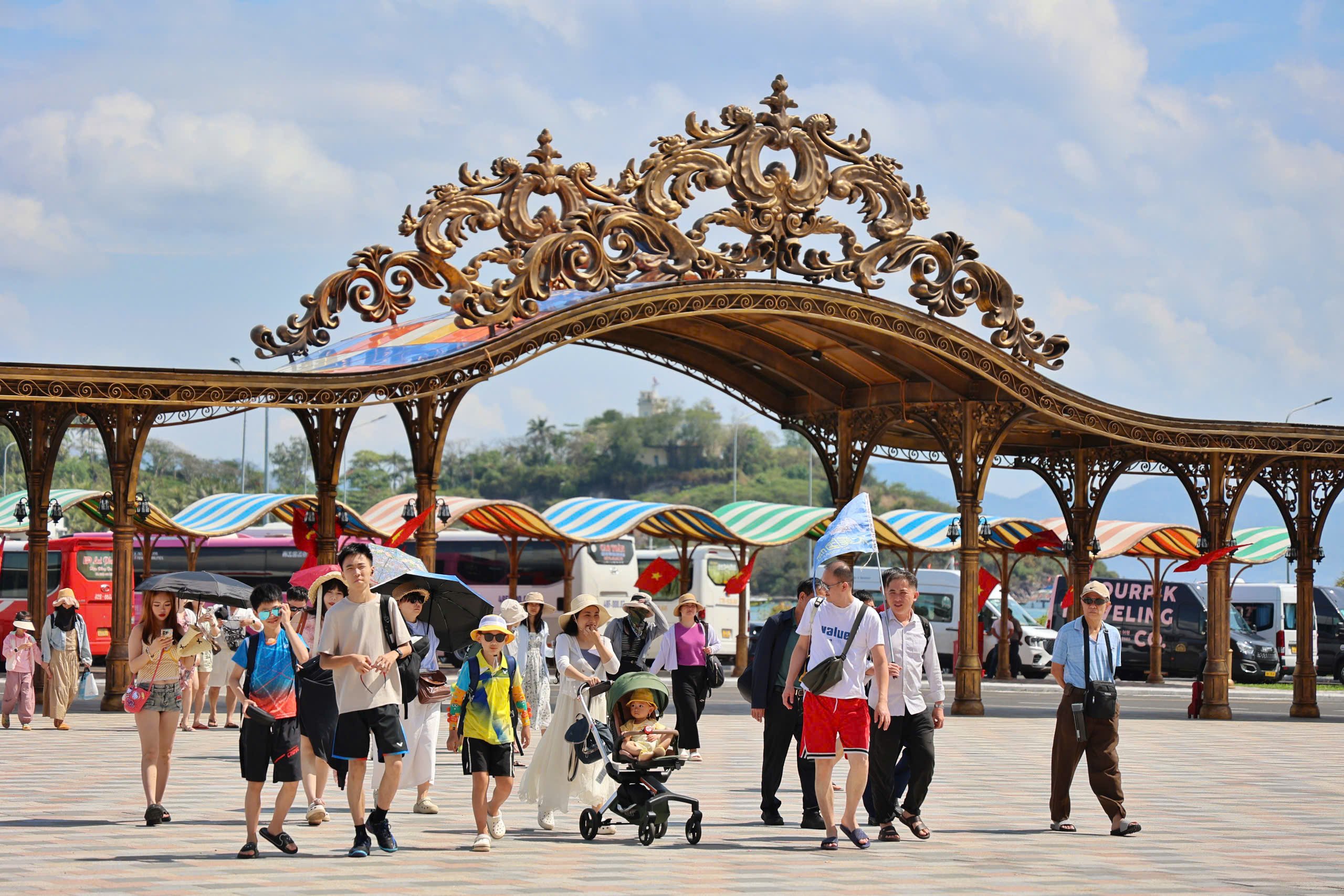 Du lịch khánh hòa mùa hè thành công với doanh thu tăng trưởng mạnh mẽ - Ảnh 1.