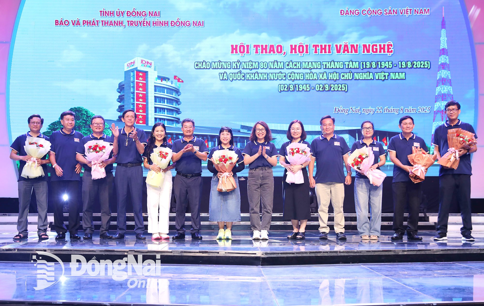 การแข่งขันศิลปะและกีฬาทางหนังสือพิมพ์และวิทยุโทรทัศน์ที่น่าตื่นเต้นของด่งนาย