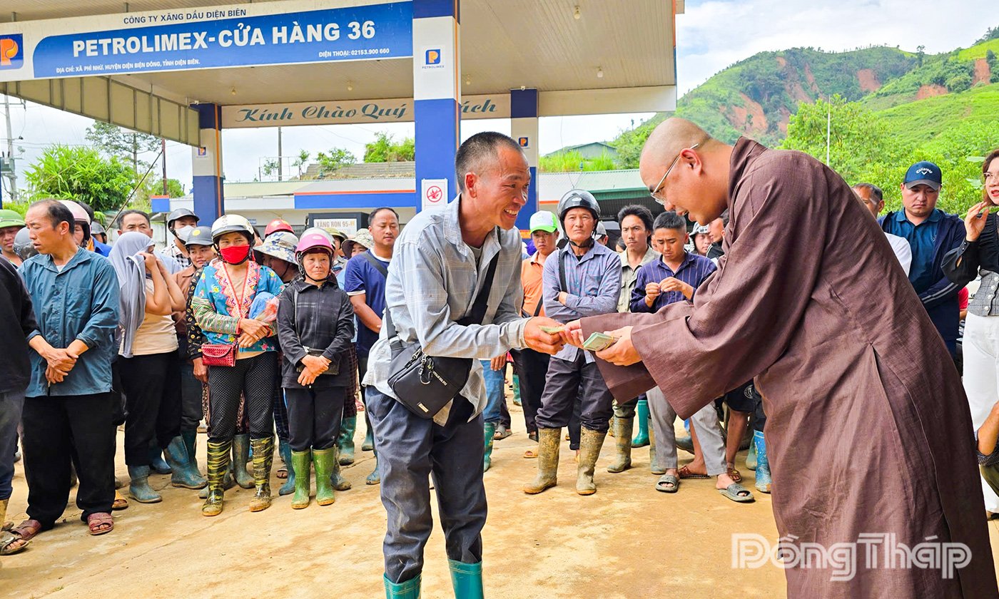 Lien Hoa Pagoda gives 1,000 gifts to support people in Son La and Dien Bien provinces