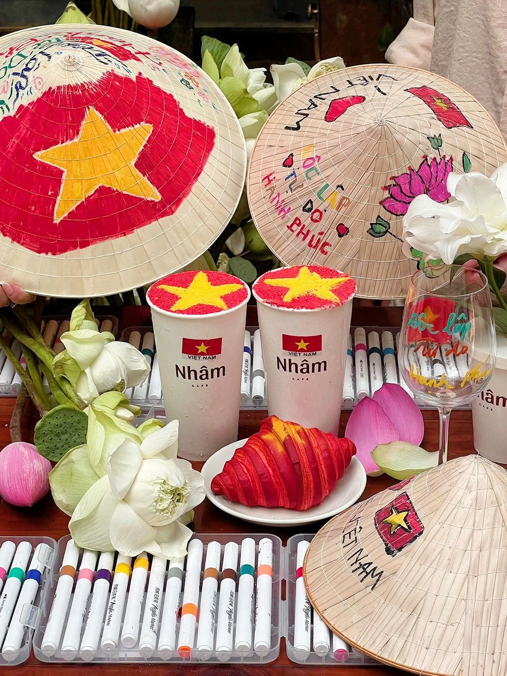 Quán cà phê ở TPHCM rực rỡ cờ hoa, tung chiêu vẽ nón lá hút khách dịp 2/9 - 3
