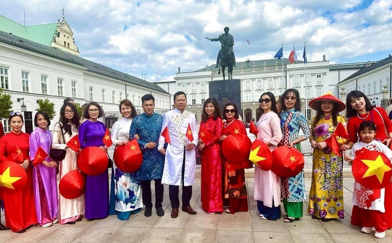dai-su-phu-nhan-va-can-bo-nhan-vien-dsq-trong-trang-phuc-truyen-thong.jpg