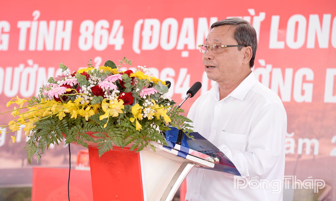 Giám đốc Ban Quản lý dự án đầu tư xây dựng công trình giao thông tỉnh Đồng Tháp Trần Minh Trung báo cáo quá trình đầu tư xây dựng công trình.