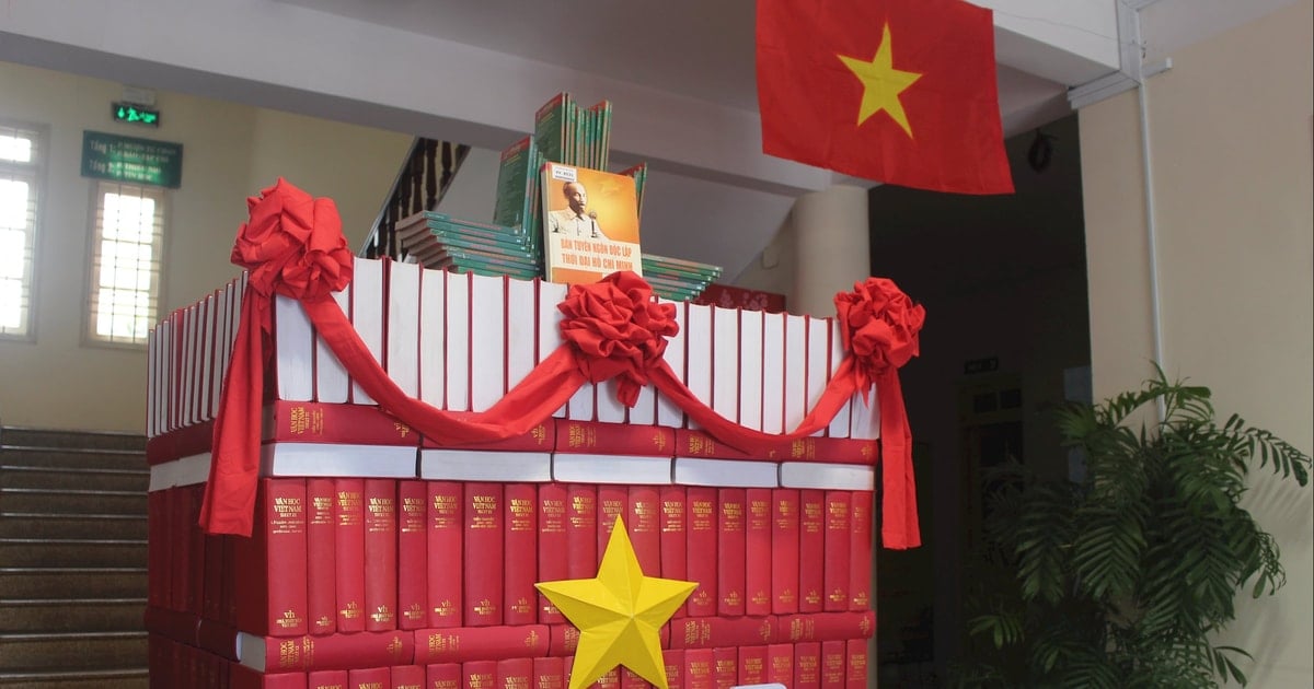 La Biblioteca Lam Dong exhibe libros con el tema Viaje de Independencia y Libertad.