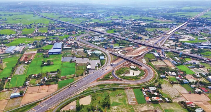 Nút giao đường Vành đai 3 - TP.HCM với cao tốc TP.HCM - Trung Lương và cao tốc Bến Lức - Long Thành đã được bàn giao để tổ chức thông xe. (Ảnh: Hoàng Nam)