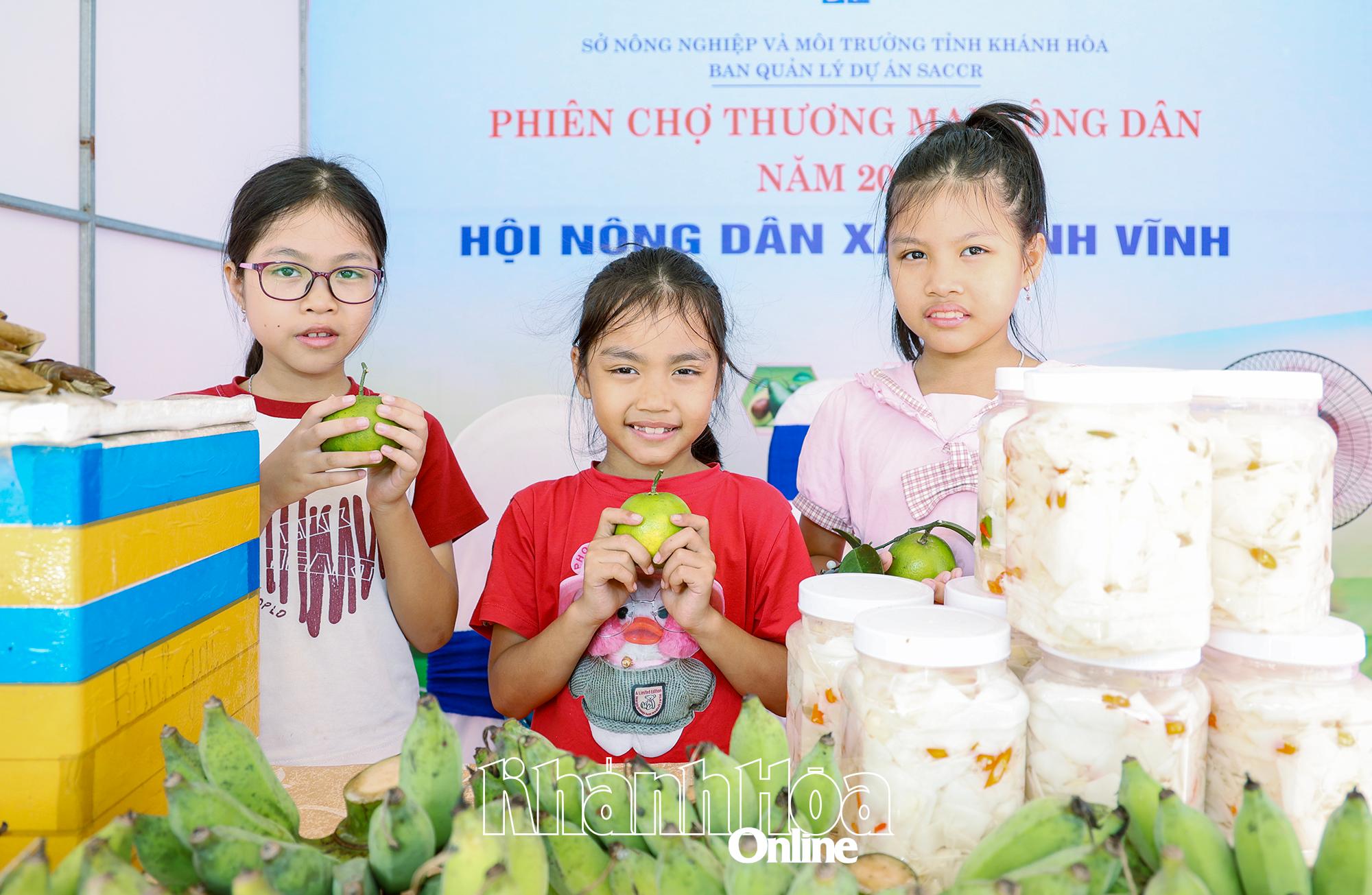 កុមារមកពីឃុំភ្នំចូលរួមក្នុងទីផ្សារ។