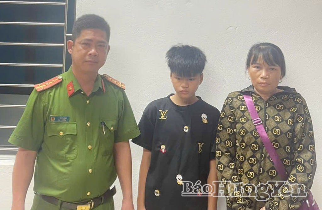 Công an xã Nghĩa Trụ bàn giao cháu Hà Như Nguyệt cho gia đình.