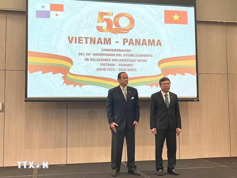 Bộ trưởng Ngoại giao Panama Javier Martínez-Acha Vásquez và Đại sứ Việt Nam tại Mexico kiêm nhiệm Panama Nguyễn Văn Hải tại Lễ kỷ niệm. (Ảnh: TTXVN)