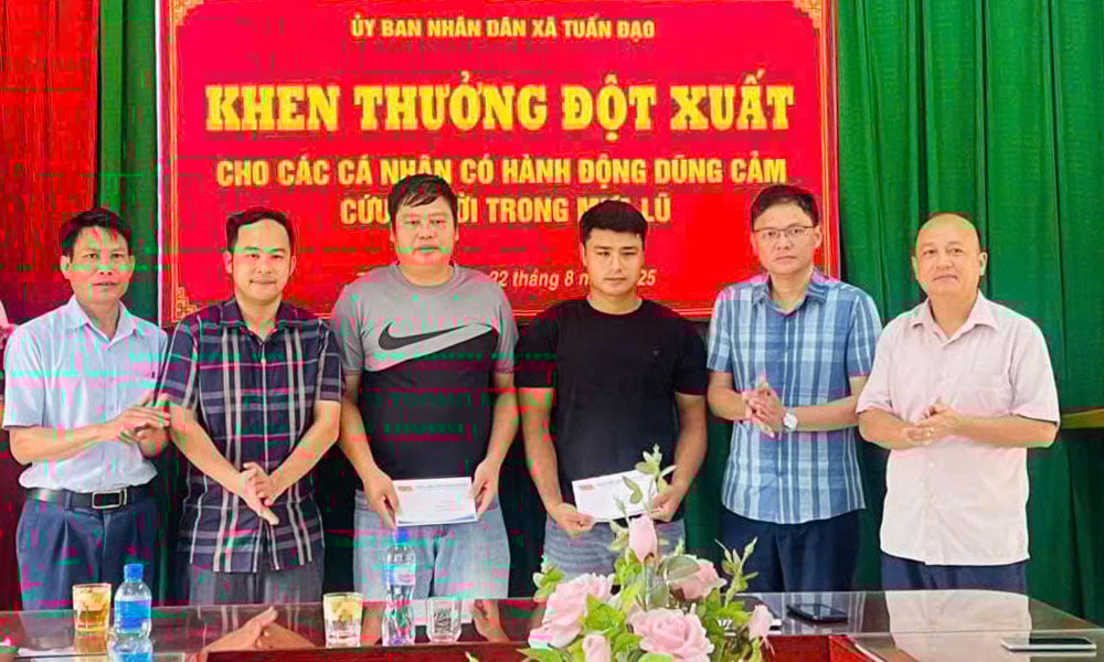ឃុំ Tuan Dao ផ្តល់រង្វាន់ដល់កងជីវពលក្លាហានពីររូប សម្រាប់ការជួយសង្គ្រោះប្រជាពលរដ្ឋទឹកជំនន់
