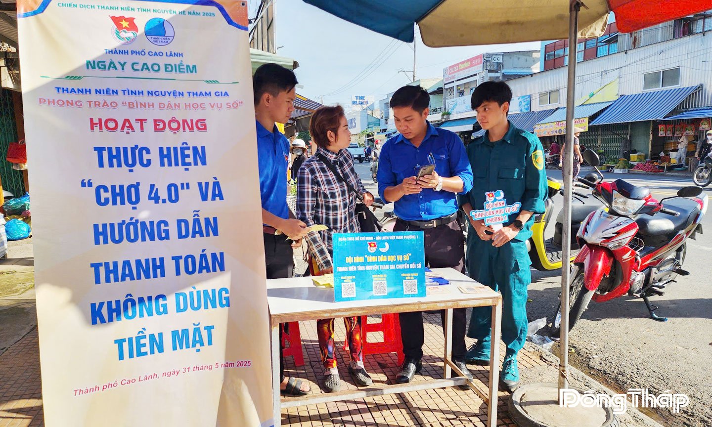 Thanh niên tình nguyện tham gia phong trào “Bình dân học vụ số”, hướng dẫn người dân tại phường Cao Lãnh thanh toán không dùng tiền mặt. 