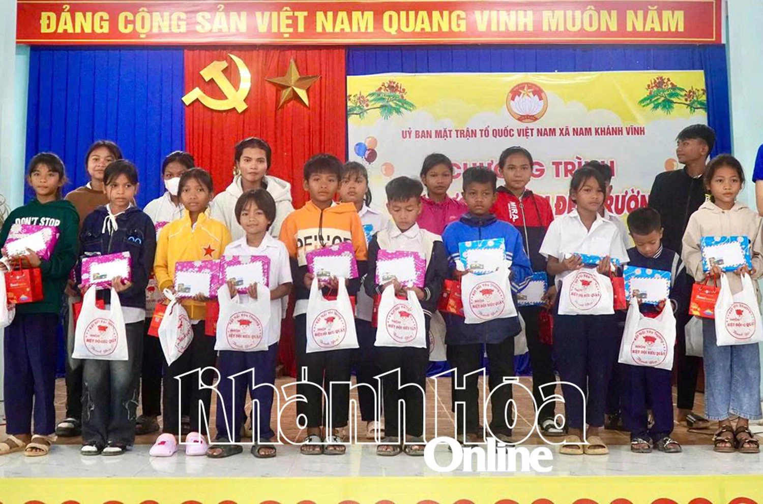 ឃុំណាំខាញ់វិញ រៀបចំកម្មវិធី "ជួយកូនទៅសាលារៀន"