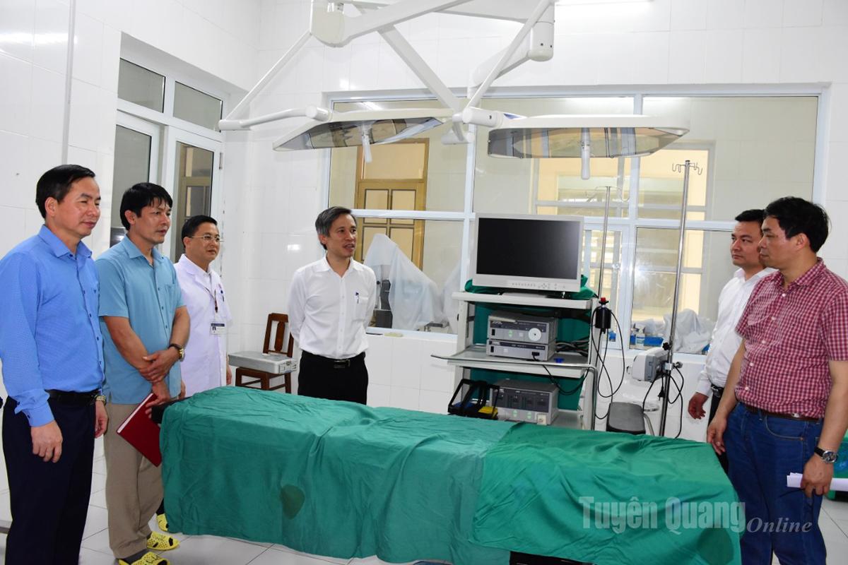 PGS.TS.Bác sĩ Nguyễn Mạnh Khánh
(thứ tư từ trái 
qua phải), 
Phó Giám đốc 
Bệnh viện 
Hữu nghị Việt Đức khảo sát tại phòng mổ
của Trung tâm Y tế khu vực Na Hang.