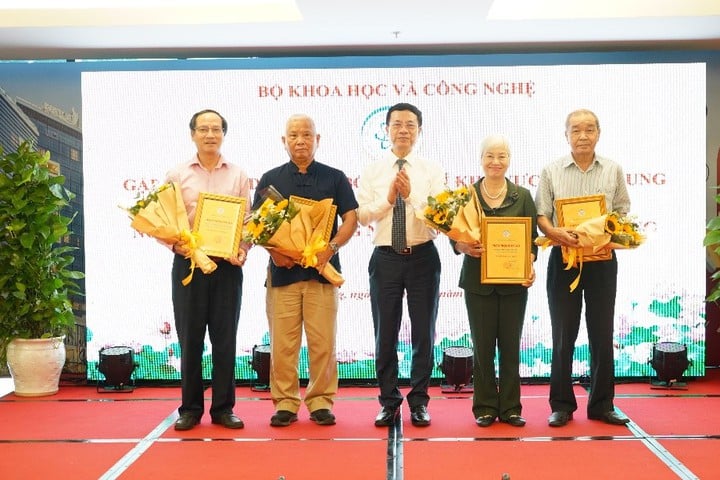 Bộ KH&CN gặp mặt cán bộ hưu trí khu vực miền Trung - Tây Nguyên: Từ truyền thống vẻ vang đến sứ mệnh mới - Ảnh 8.