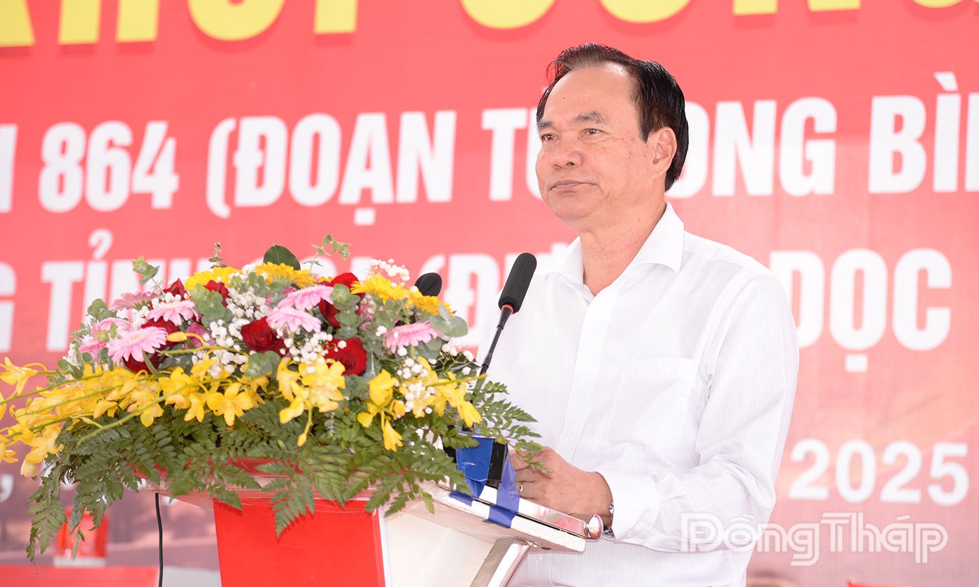 Ông Nguyễn Văn Thuận, Giám đốc Công ty TNHH Thương mại Xây dựng Thiên Thuận phát biểu tại Lễ thông xe.