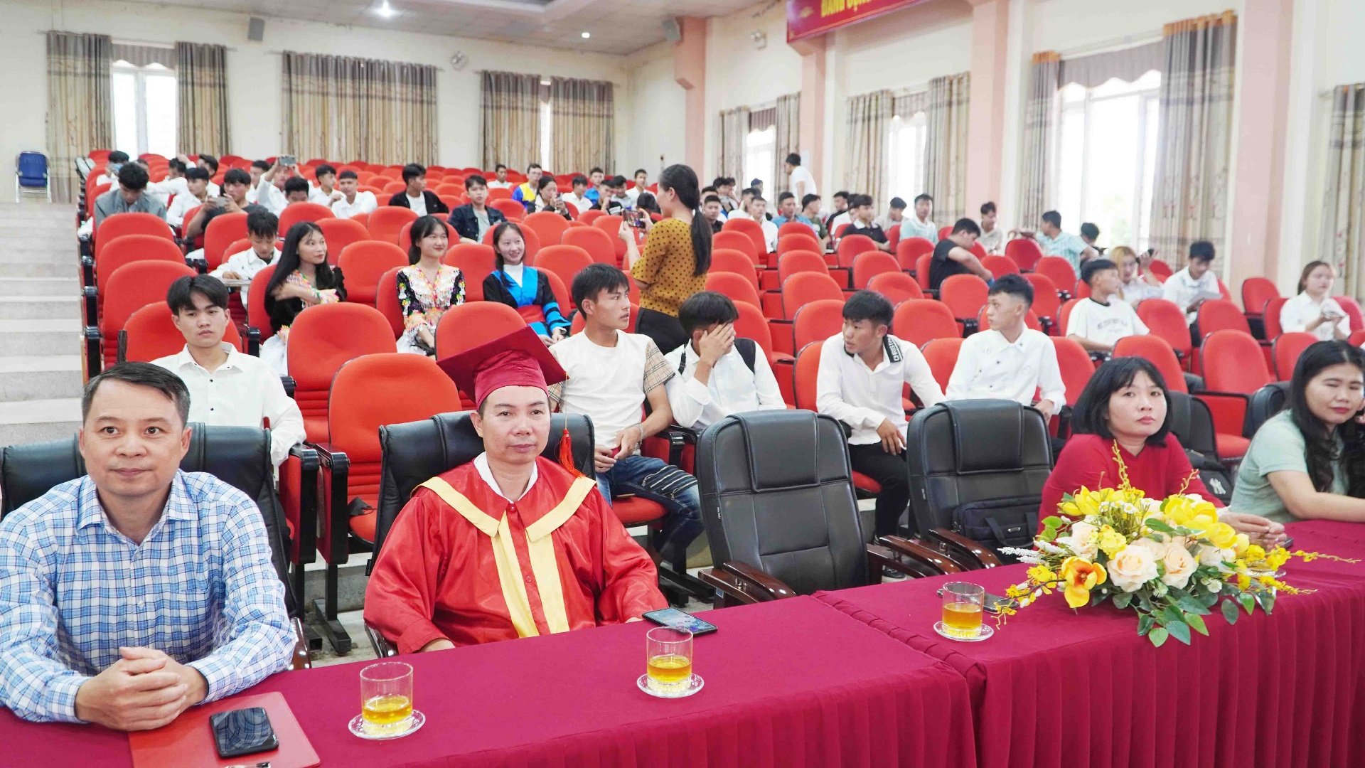 Nhiều thầy, cô giáo và các em học sinh tham dự Lễ bế giảng.