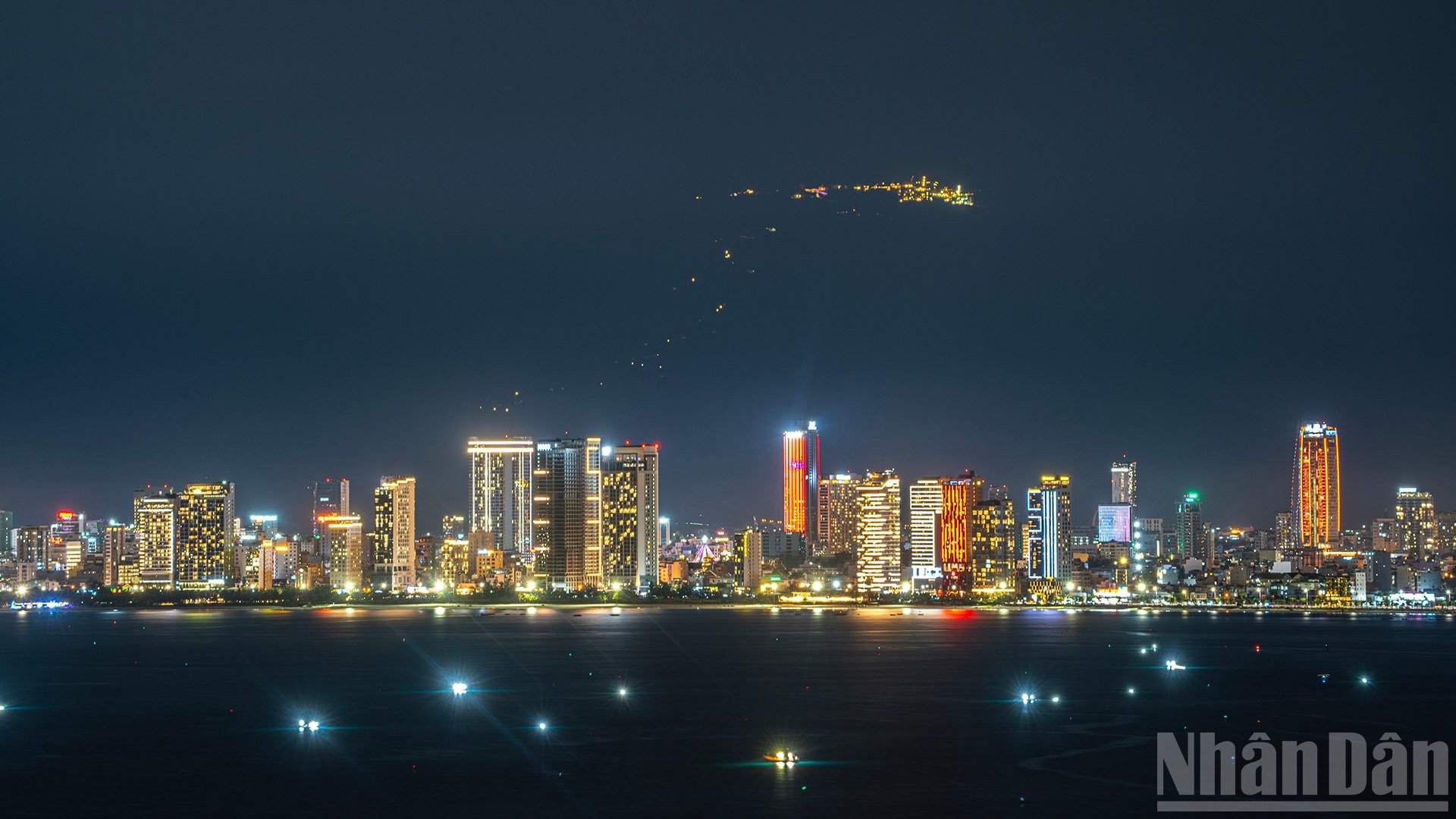 ndo_br_die-stadt-des-meeres-leuchtet-auf-dem-meer.jpg
