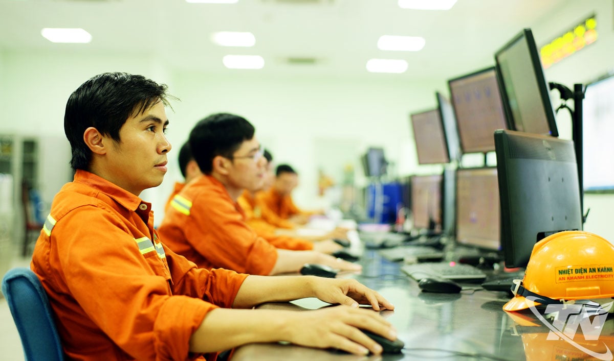 Personnel de la salle de contrôle centrale de la centrale thermique d'An Khanh I