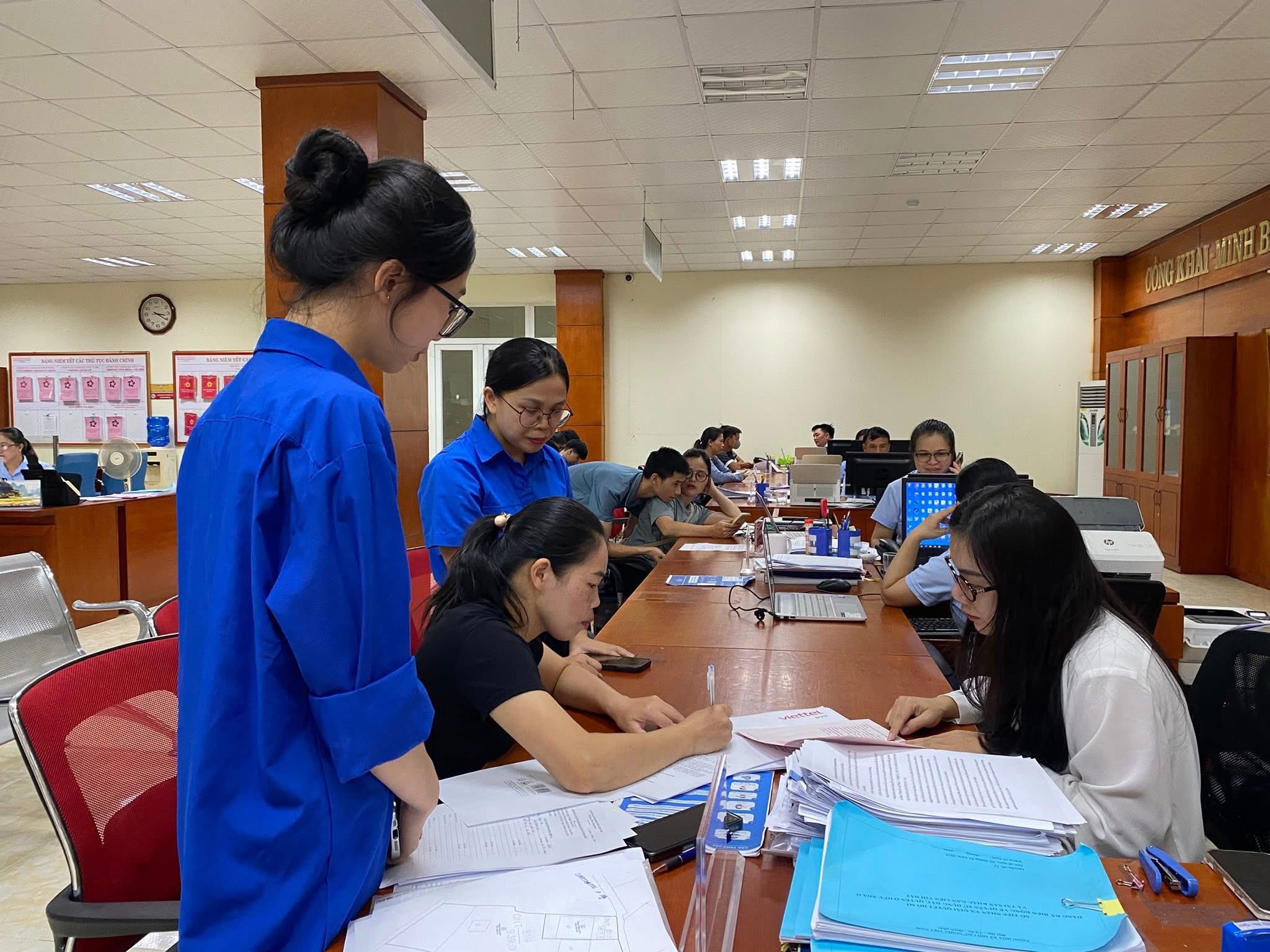 Những người 'truyền lửa công nghệ' của phong trào 'Bình dân học vụ số'- Ảnh 2.