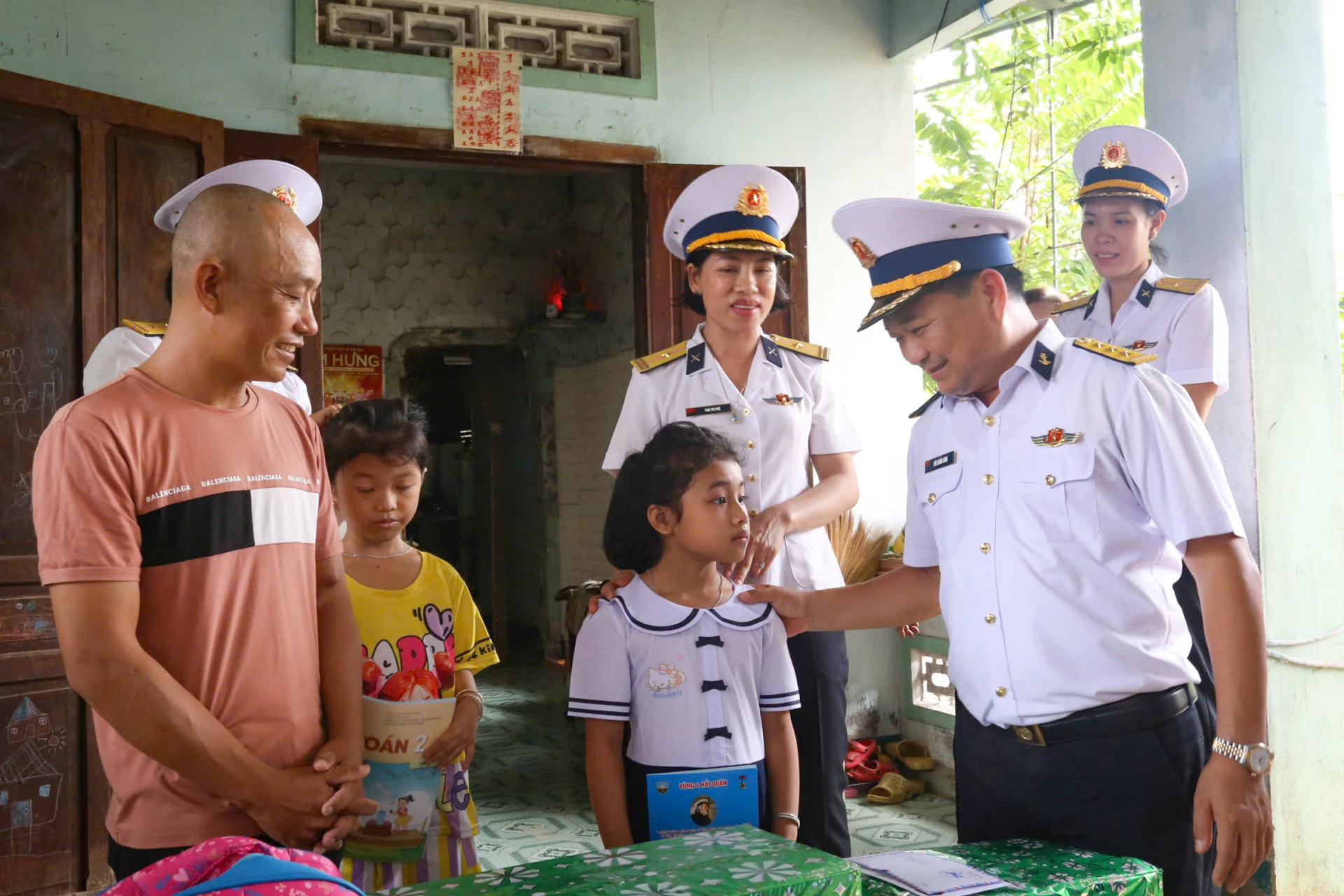 លោកវរសេនីយ៍ឯក Bui Xuan Binh បានទៅសួរសុខទុក្ខ និងលើកទឹកចិត្ត Tong Ngoc Phuong Nghi។