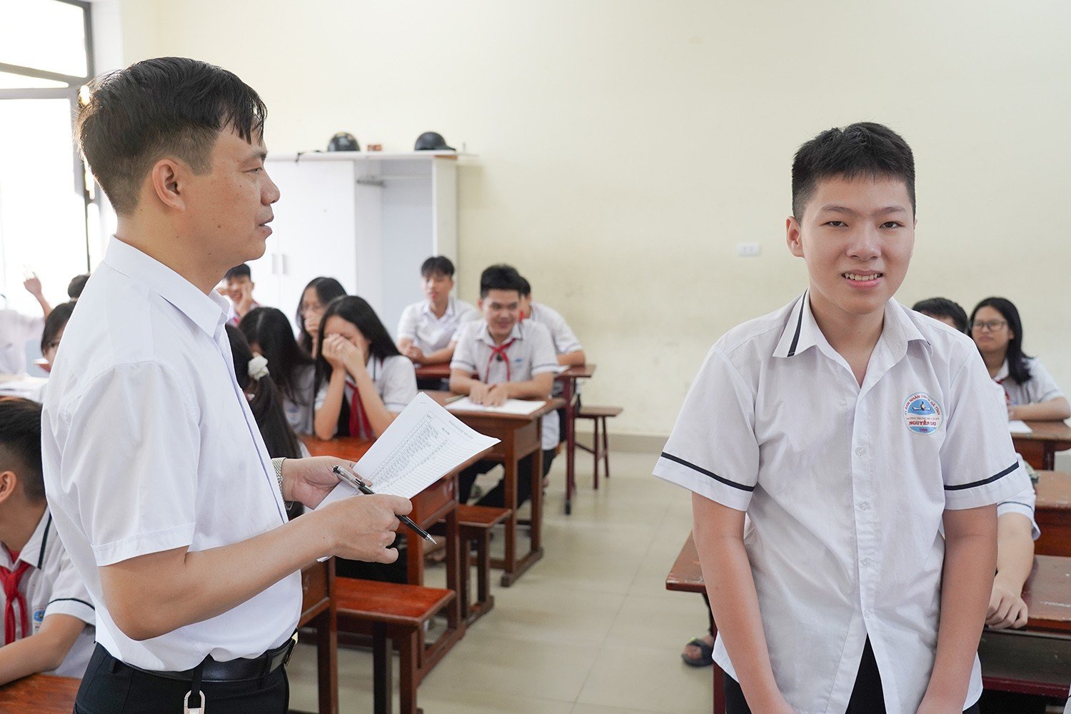 Ánh mắt sáng rực, nụ cười rạng rỡ của những học sinh lớp 9 - Trường THCS Nguyễn Du mang theo bao niềm tin và mơ ước bước vào năm học mới.