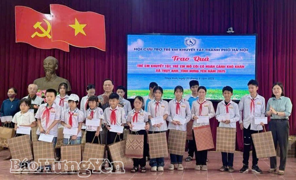សិស្សានុសិស្សឃុំ Thuy Anh ទទួលអំណោយពីសមាគមហាណូយសង្គ្រោះកុមារពិការ។