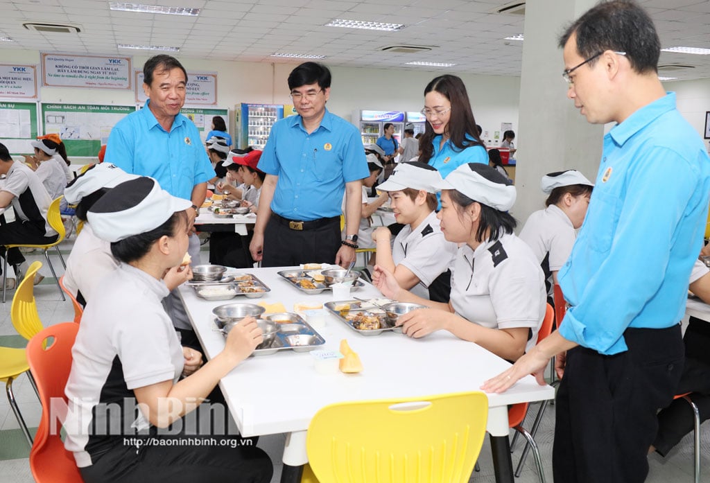រៀបចំ "Union Meal" សម្រាប់បុគ្គលិកនៃក្រុមហ៊ុន YKK Vietnam Co., Ltd. - សាខា Ha Nam
