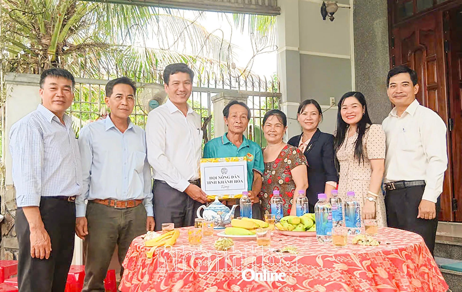ថ្នាក់​ដឹក​នាំ​សមាគម​កសិករ​ខេត្ត​បាន​ជូន​អំណោយ​ដល់​សមាជិក​ក្លឹប​កសិករ​ការពារ​បរិស្ថាន​ឃុំ Dien Tho។